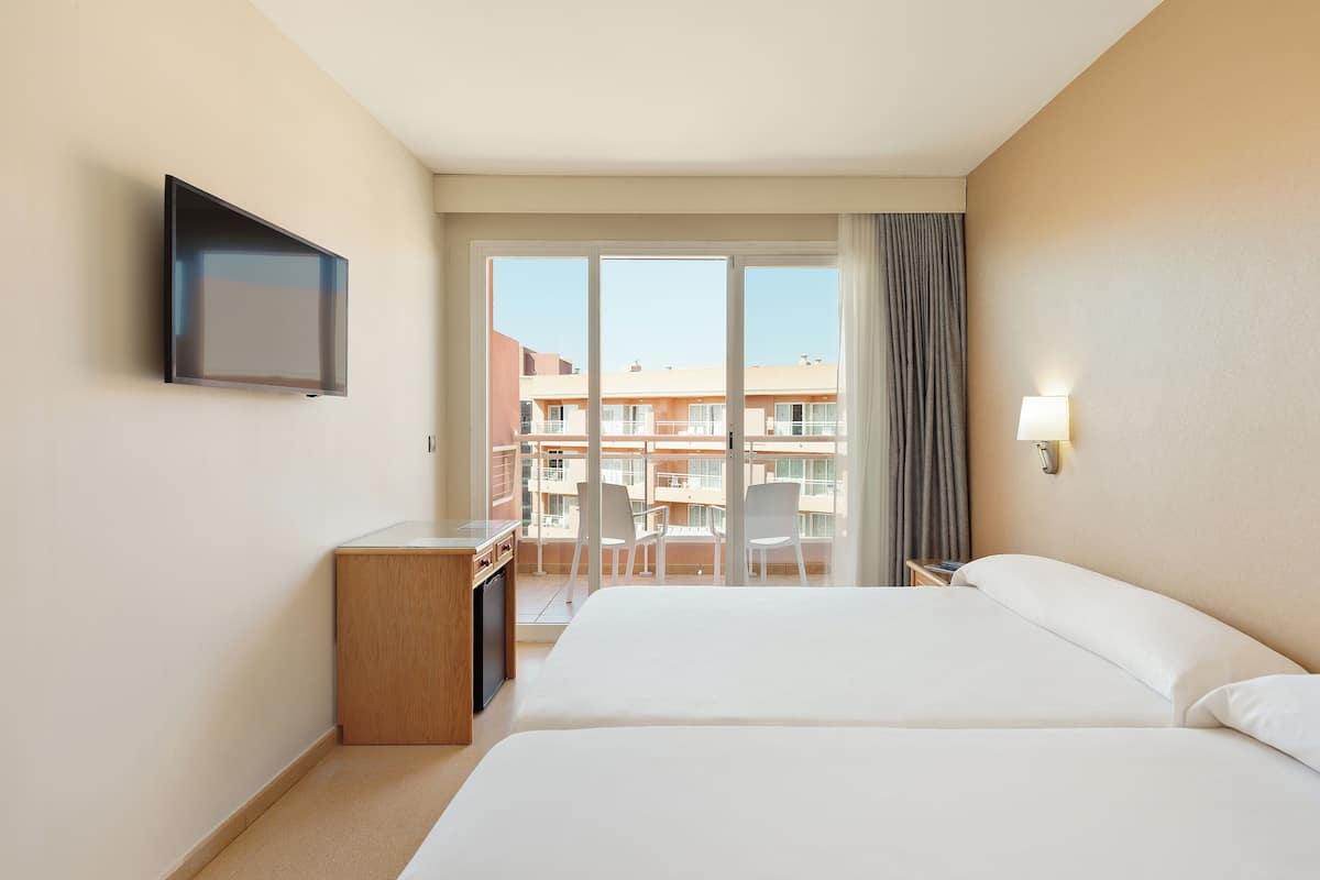 Minibar, coffre-fort, accès au Wi-Fi (inclus), literie fournie