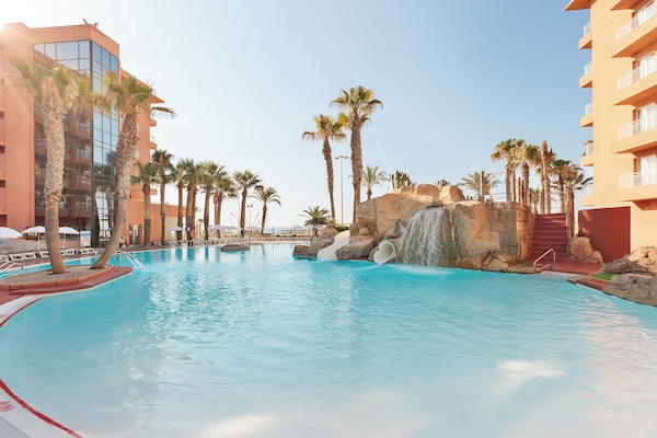 Piscina interna, piscina externa, guarda-sóis, espreguiçadeiras