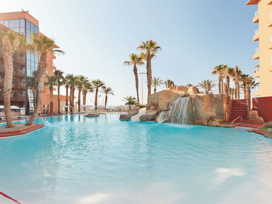 Inomhuspool, utomhuspool, parasoller och solstolar