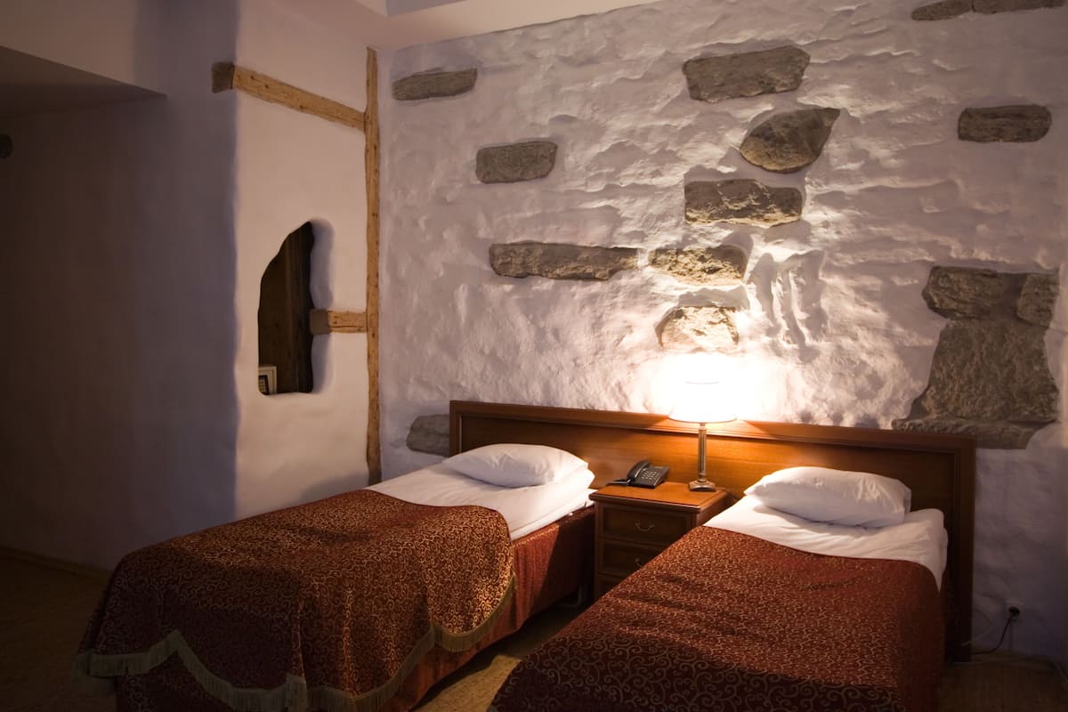 Peralatan tempat tidur hipoalergenik, bar mini, peti besi dalam bilik