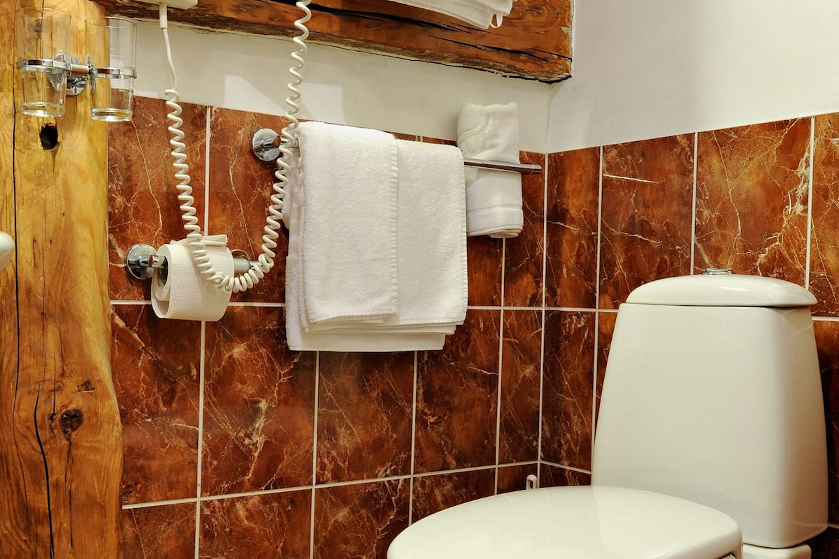 Pancuran mandi, pengering rambut, tuala disediakan