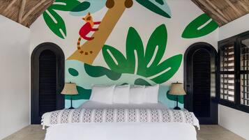 Ein Schlafzimmer mit einem Bett, zwei Nachttischen, einem großen Wandbild und Fenstern mit Rollläden.
