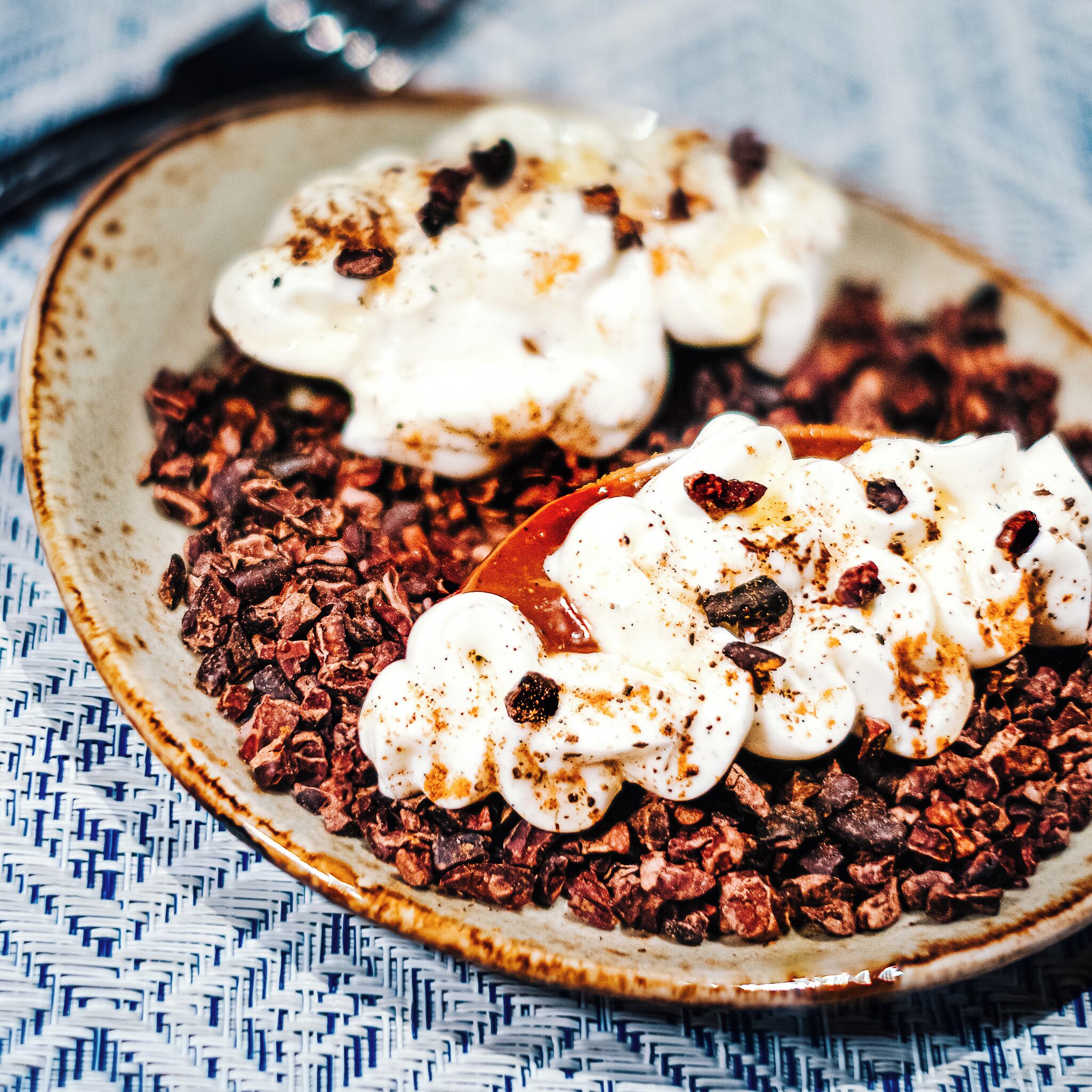 En tallerken med chokoladecornflakes, flødeskum og chokoladeknapper.