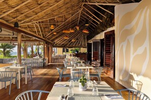 2 restaurantes; se sirven comidas y cenas