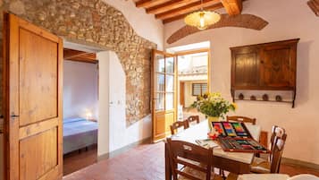 Een kluis op de kamer, een strijkplank/strijkijzer, beddengoed