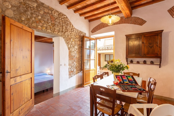 Safe på rommet, strykejern/-brett og sengetøy