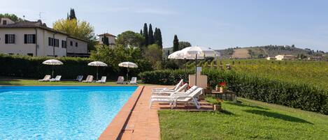 Piscine extérieure, parasols de plage, chaises longues