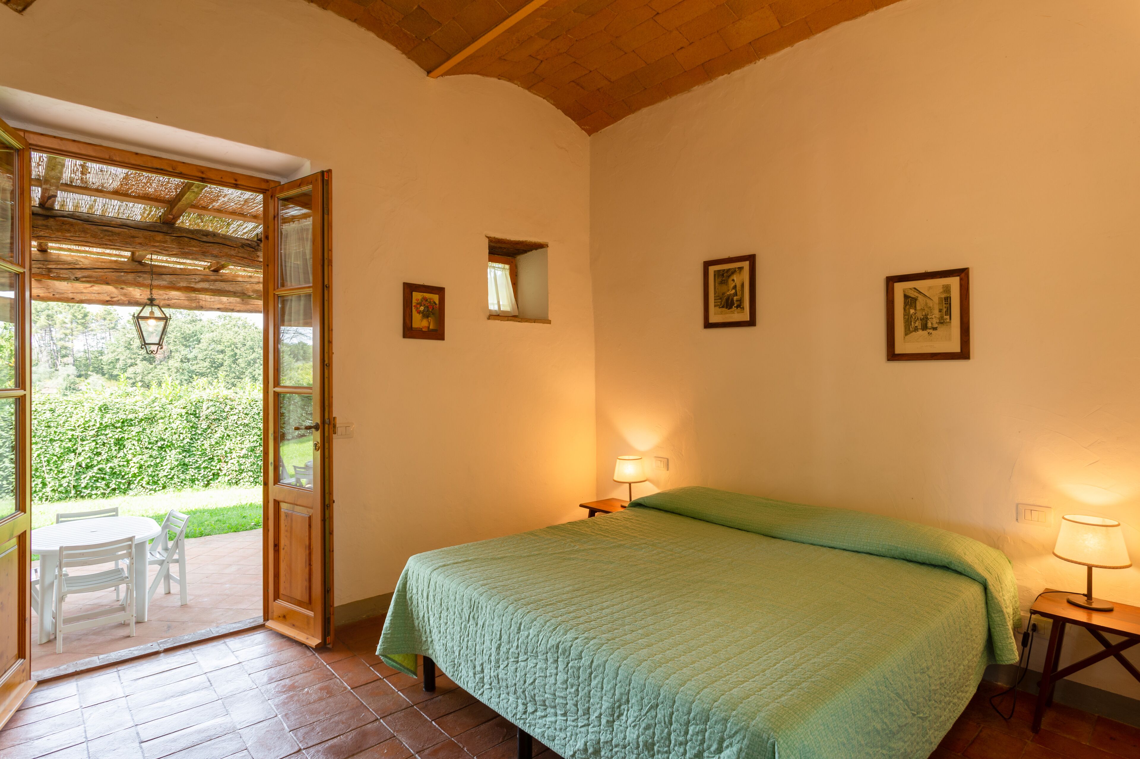 Een kluis op de kamer, een strijkplank/strijkijzer, beddengoed