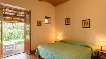 Een kluis op de kamer, een strijkplank/strijkijzer, beddengoed