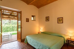 In-room safe, iron/ironing board, bed sheets