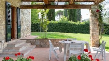 Een kluis op de kamer, een strijkplank/strijkijzer, beddengoed