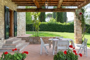 In-room safe, iron/ironing board, bed sheets