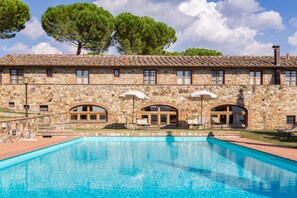 Piscine extérieure, parasols de plage, chaises longues