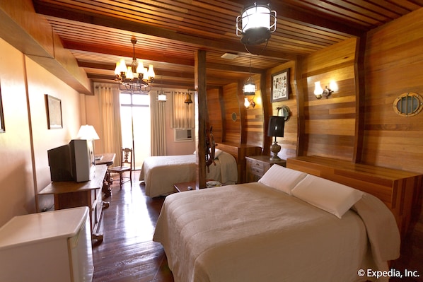 Crown Regency Suite | Desk, free WiFi, bed sheets