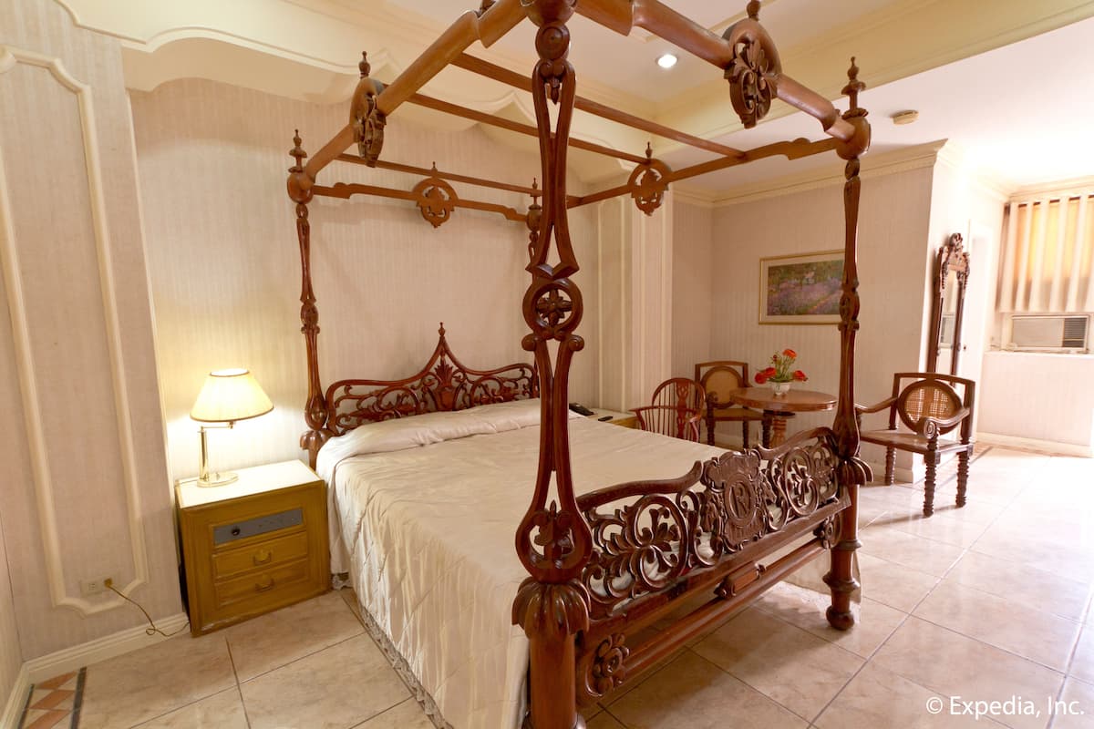 Suíte júnior | Escrivaninha, Wi-Fi de cortesia, roupa de cama