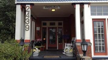 Pintu masuk properti