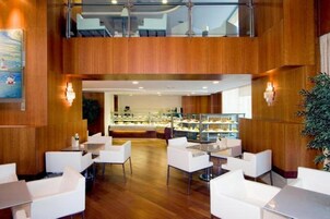 2 restoran, kahvaltı, öğle yemeği sunulur, uluslar arası mutfak 