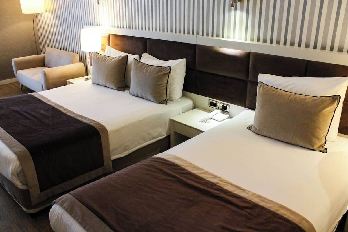 Kamar Triple Standar | Minibar, brankas, didekorasi berbeda-beda, dan tirai kedap cahaya