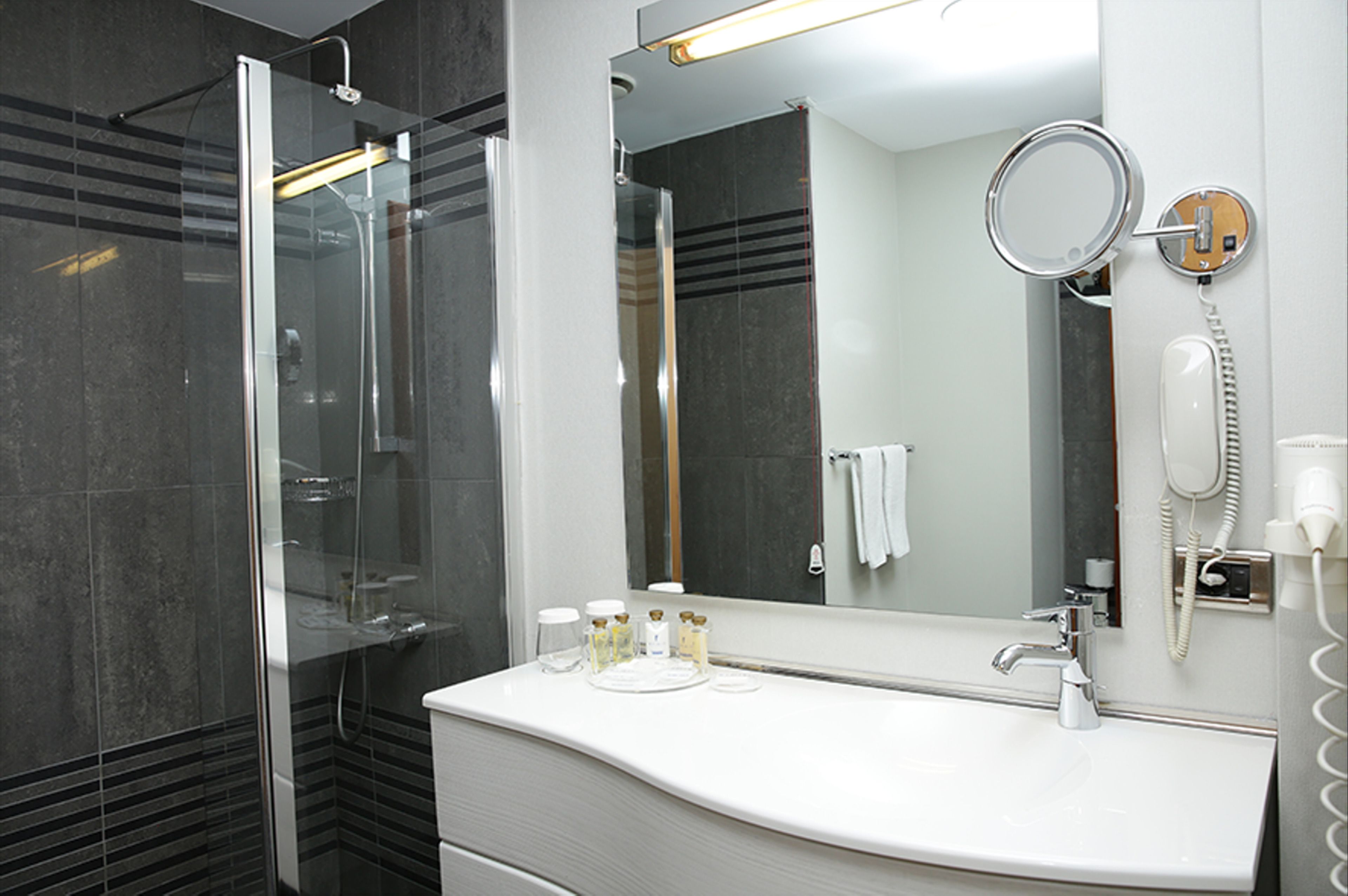 economy double room | bathroom | free toiletries, hair dryer, slippers, bidet