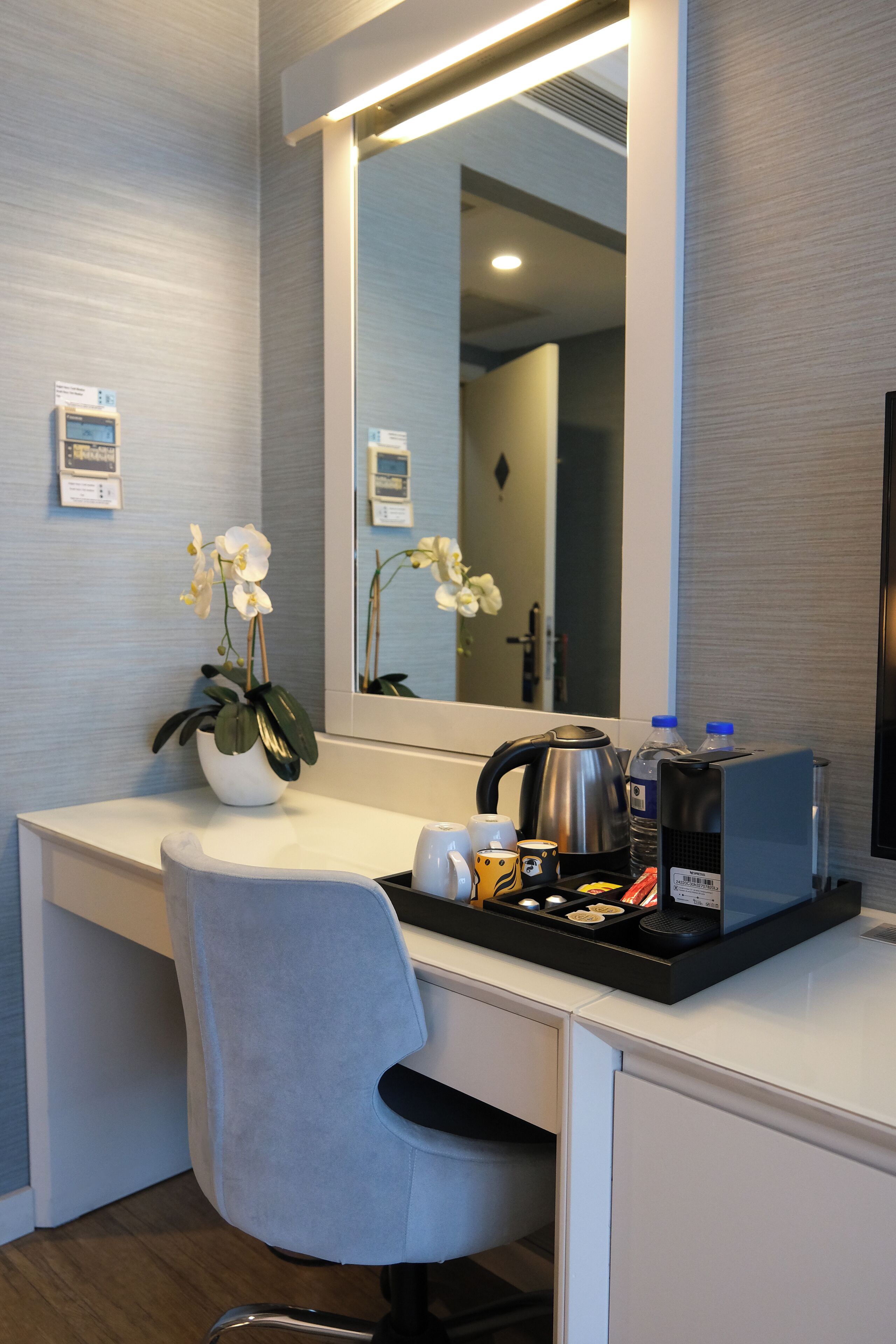 quadruple room | living area | flat-screen tv