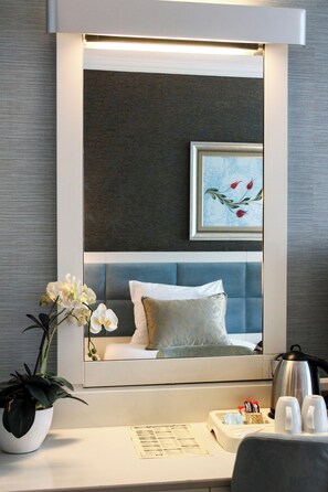 Habitación estándar | Minibar, caja de seguridad en la habitación y decoración personalizada 