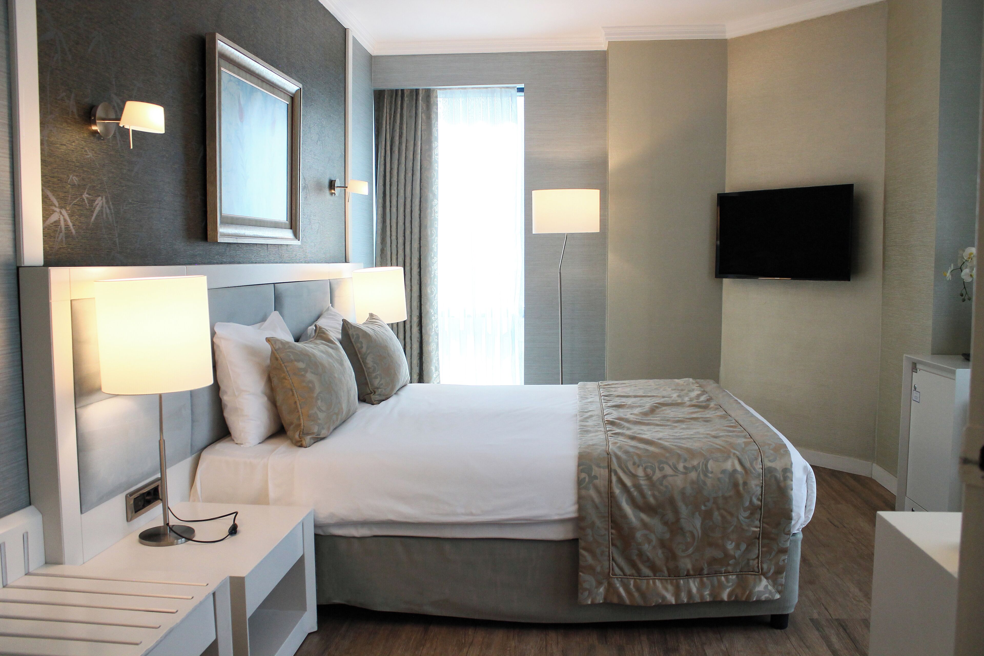 Handicap Room | Minibar, in-room safe, individually decorated, blackout drapes