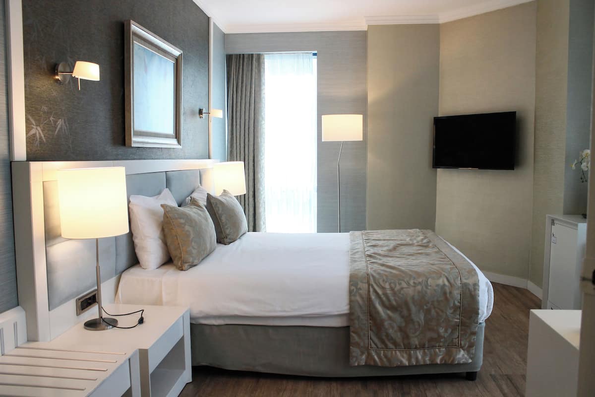 Kamar Klasik | Minibar, brankas, didekorasi berbeda-beda, dan tirai kedap cahaya