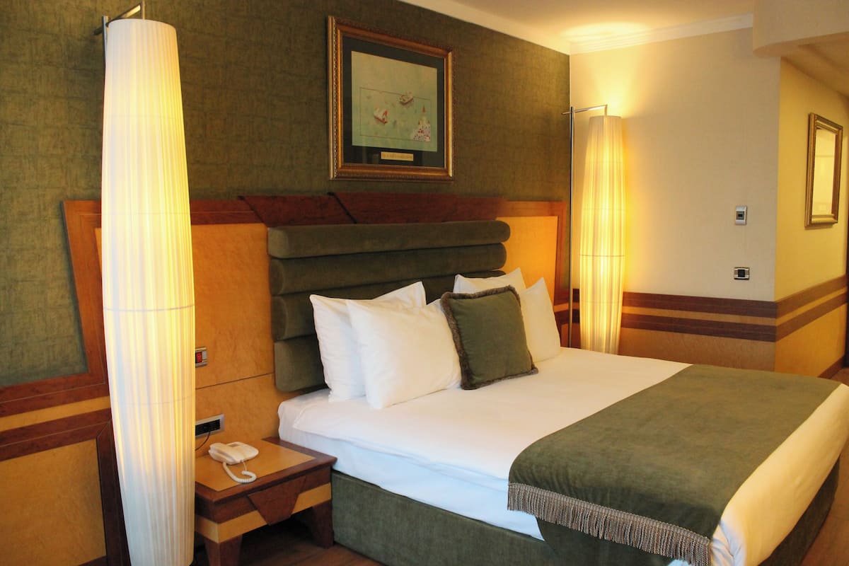 Kamar Quadruple Standar | Minibar, brankas, didekorasi berbeda-beda, dan tirai kedap cahaya