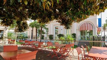 Café da manhã com buffet grátis todos os dias