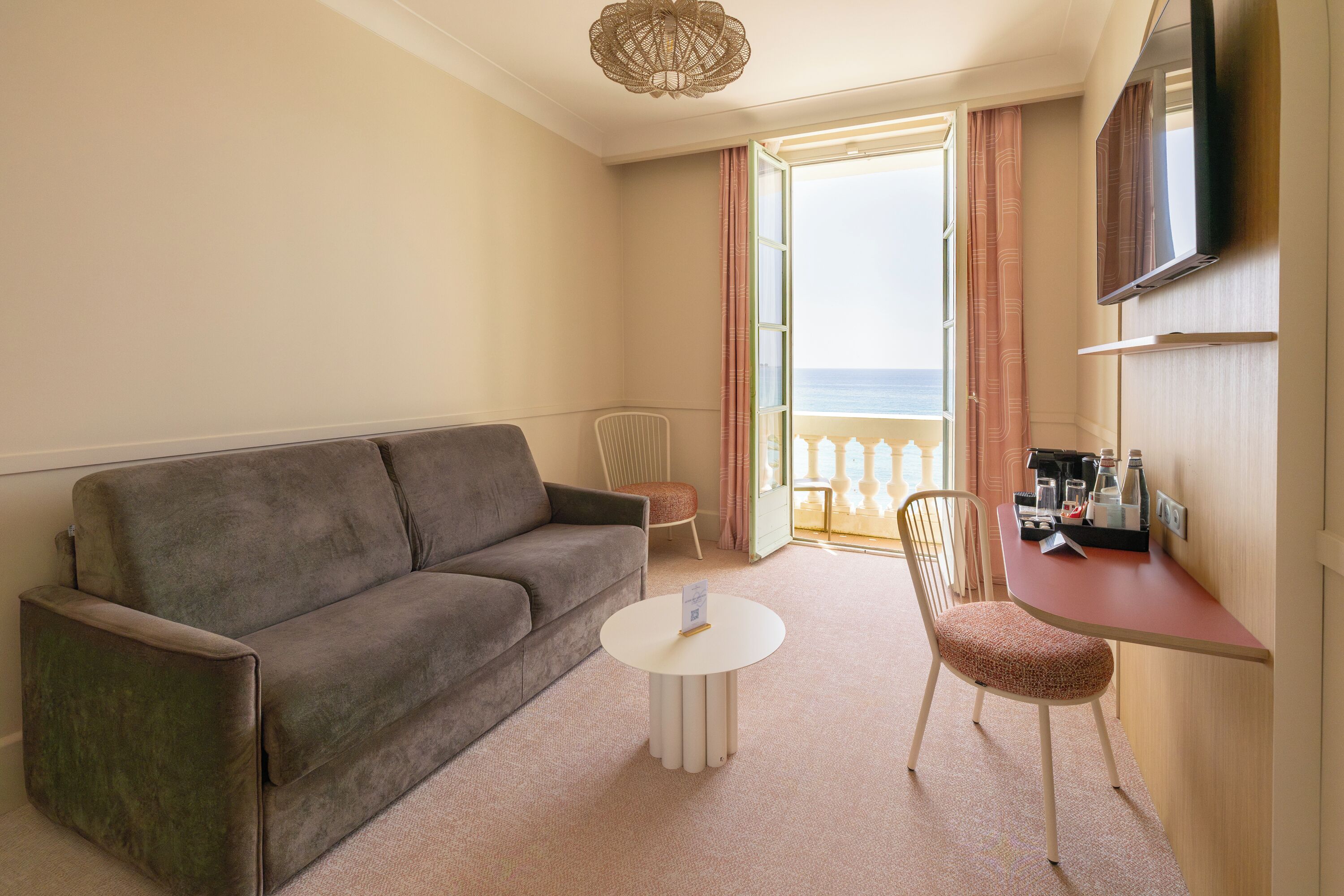 Habitación cuádruple Deluxe, vistas al mar | Caja fuerte, escritorio, sistema de insonorización y wifi gratis