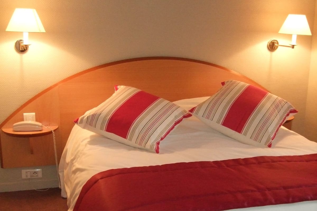 In-room safe, desk, soundproofing, free WiFi