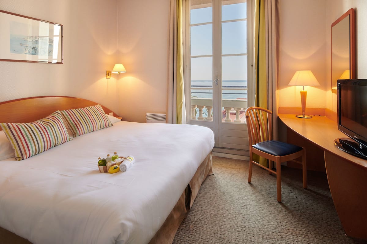 In-room safe, desk, soundproofing, free WiFi