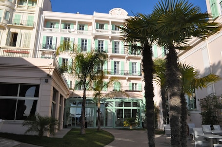 Front of property. Hôtel Vacances Bleues Le Balmoral