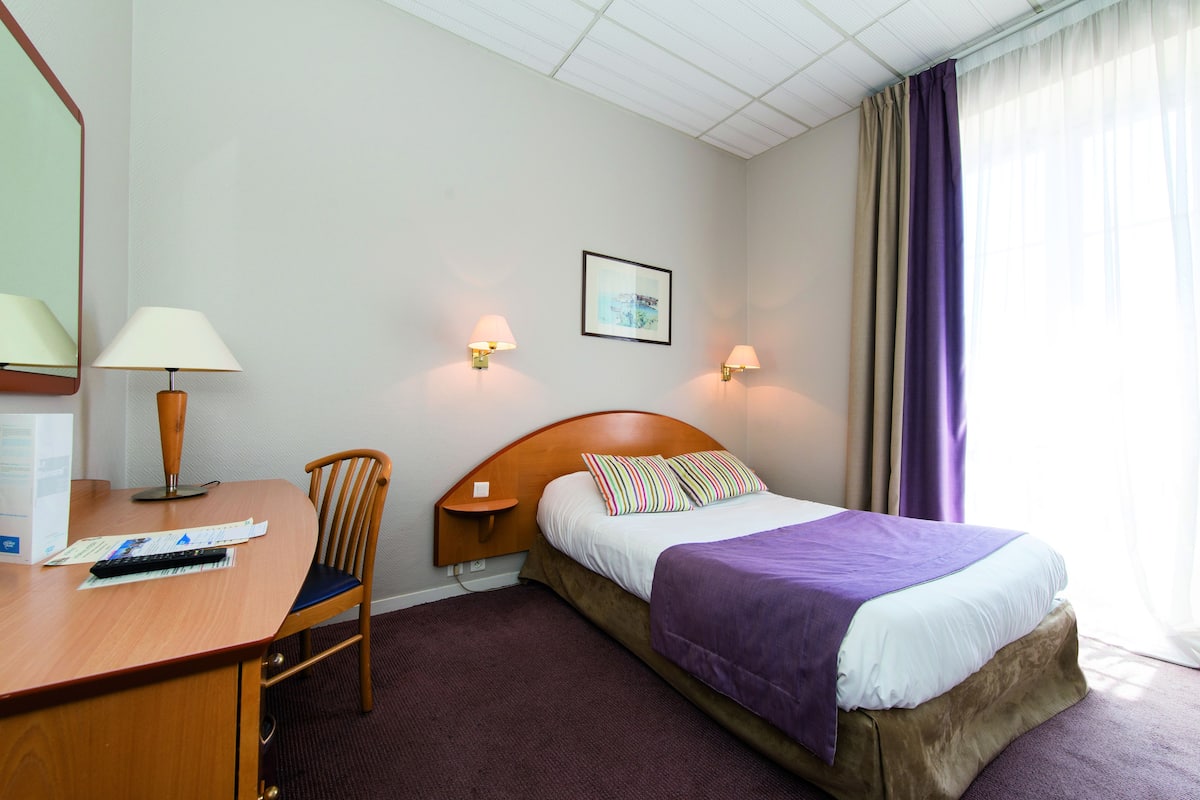 In-room safe, desk, soundproofing, free WiFi