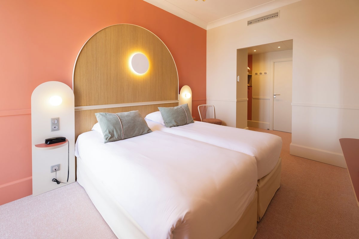 In-room safe, desk, soundproofing, free WiFi