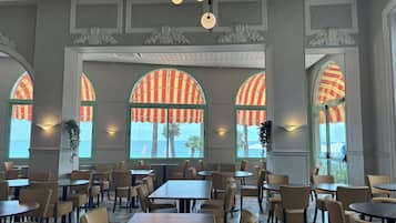 Frühstück, Mittagessen, Abendessen, mediterrane Küche, Blick aufs Meer