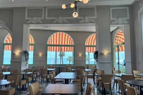 Se sirven almuerzos, cenas y cocina mediterránea (con vistas al mar)