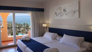 Quarto casal superior, sacada | Cofres nos quartos, escrivaninha, Wi-Fi de cortesia, roupa de cama