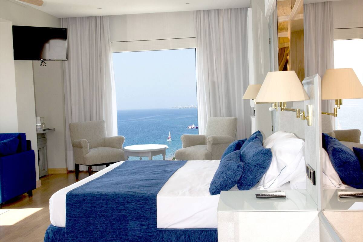 junior suite, sea view | in-room safe, desk, free wifi, bed sheets
