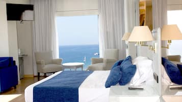 Suite – junior, sjøutsikt | Safe på rommet, skrivebord, wi-fi (inkludert) og sengetøy