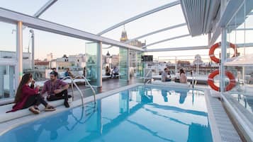 Bar en bord de piscine
