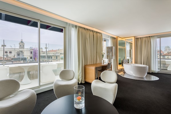 Suite, Badewanne | 1 Schlafzimmer, Minibar, Zimmersafe, Schreibtisch