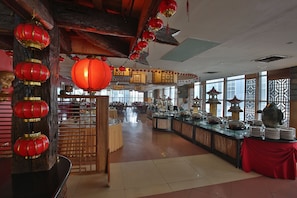 4 restaurants; breakfast, lunch, dinner, and brunch served
