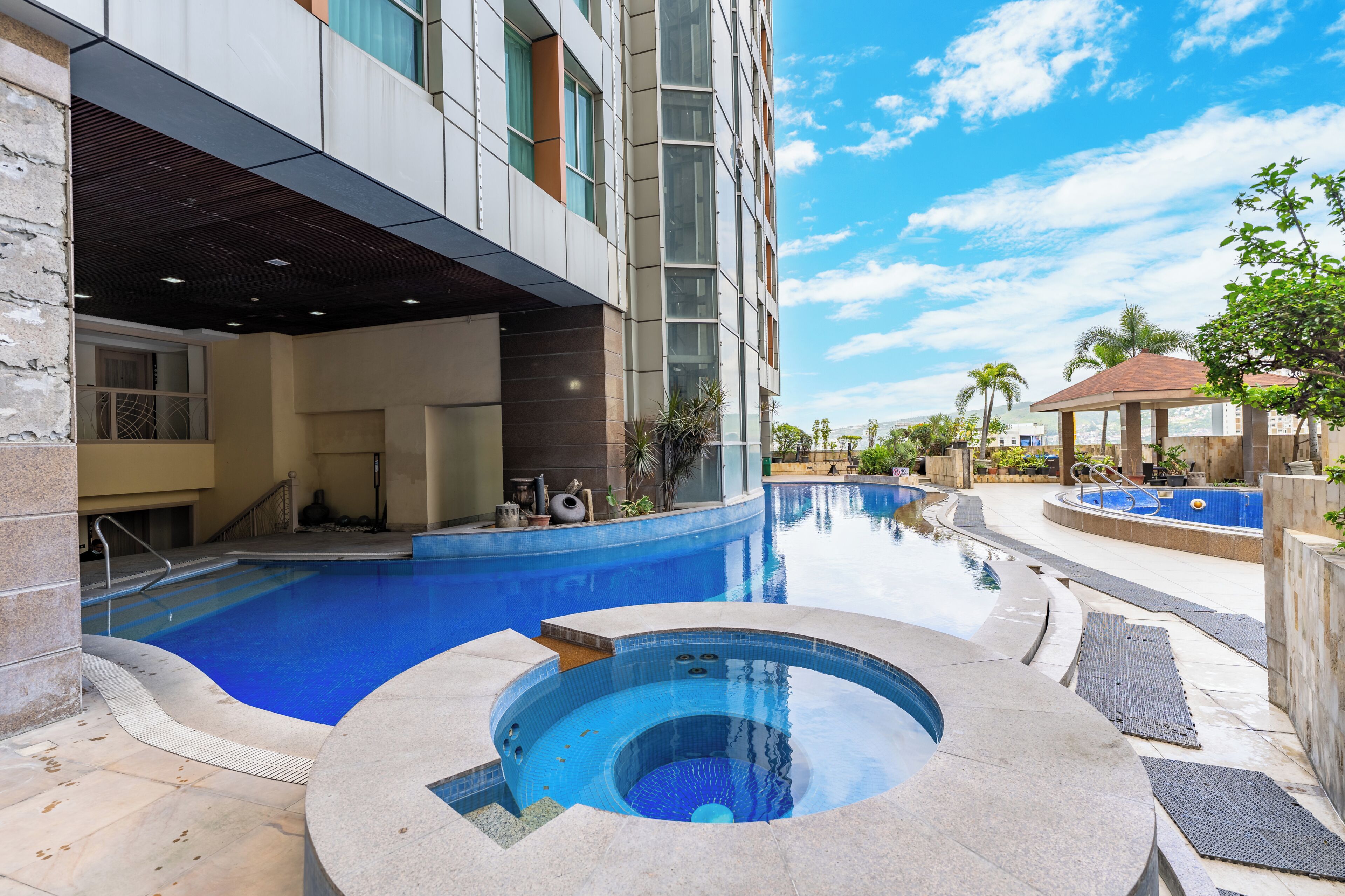 Indoor pool, sun loungers
