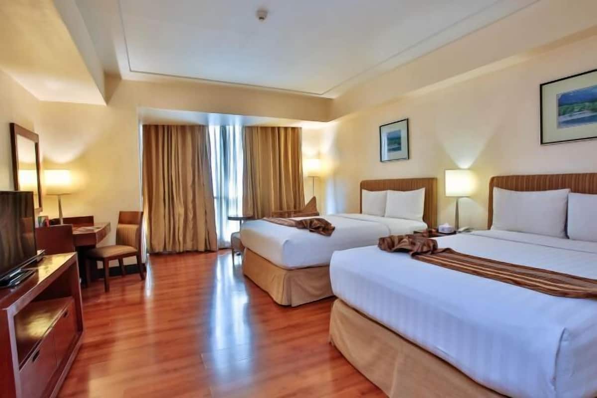 Premium bedding, in-room safe, WiFi (free), bed sheets