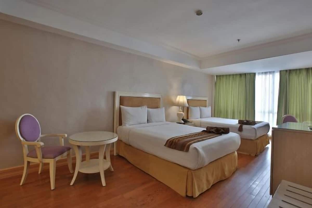 Premium bedding, in-room safe, WiFi (free), bed sheets