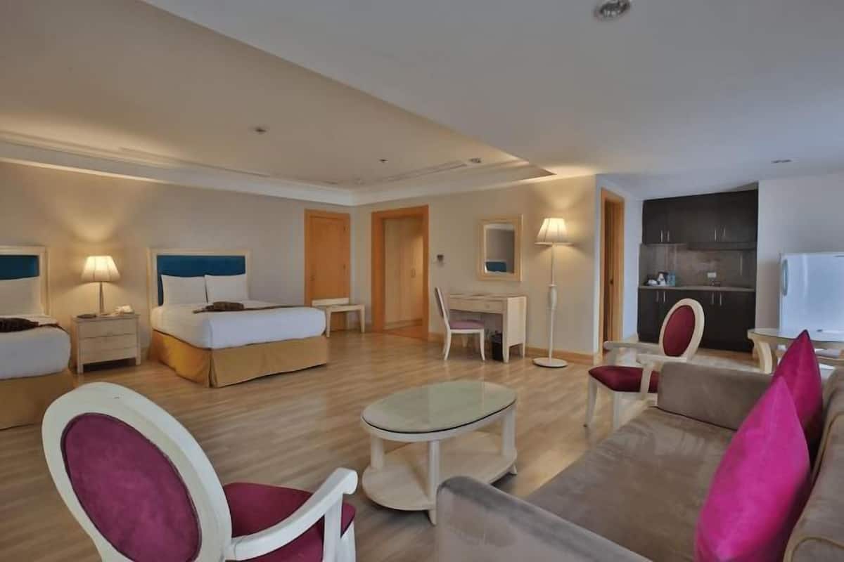 Premium bedding, in-room safe, WiFi (free), bed sheets