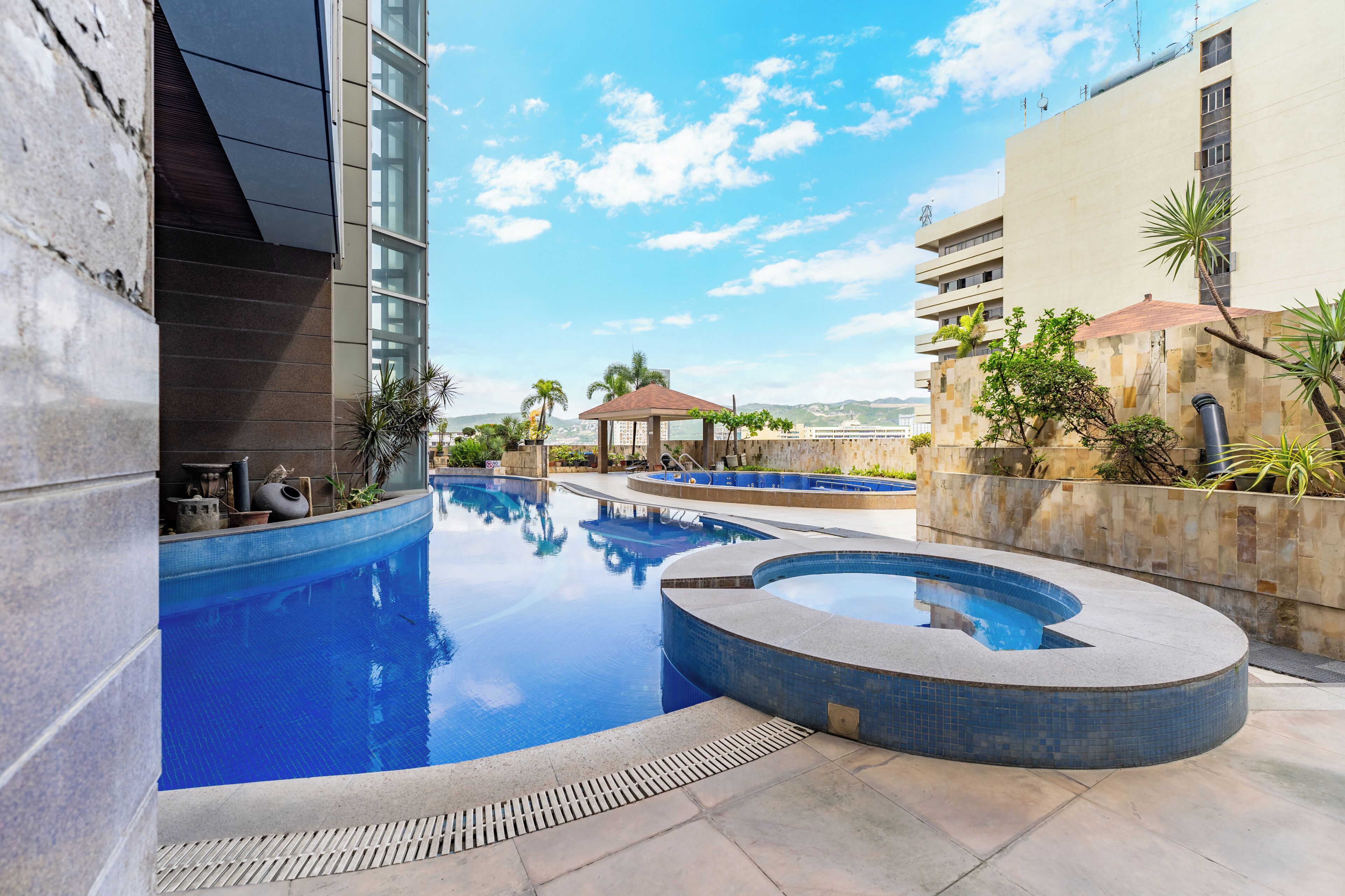 Indoor pool, sun loungers