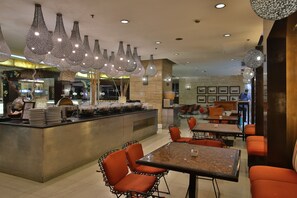 4 restoran, sarapan, makan tengah hari dihidangkan; masakan China