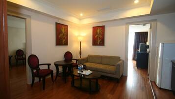 Suite exécutive, 2 chambres, en coin | Salle de séjour | Téléviseur